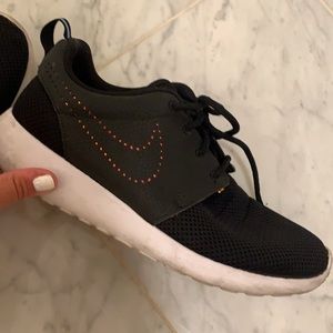 Black Nike Roshe sneakers
